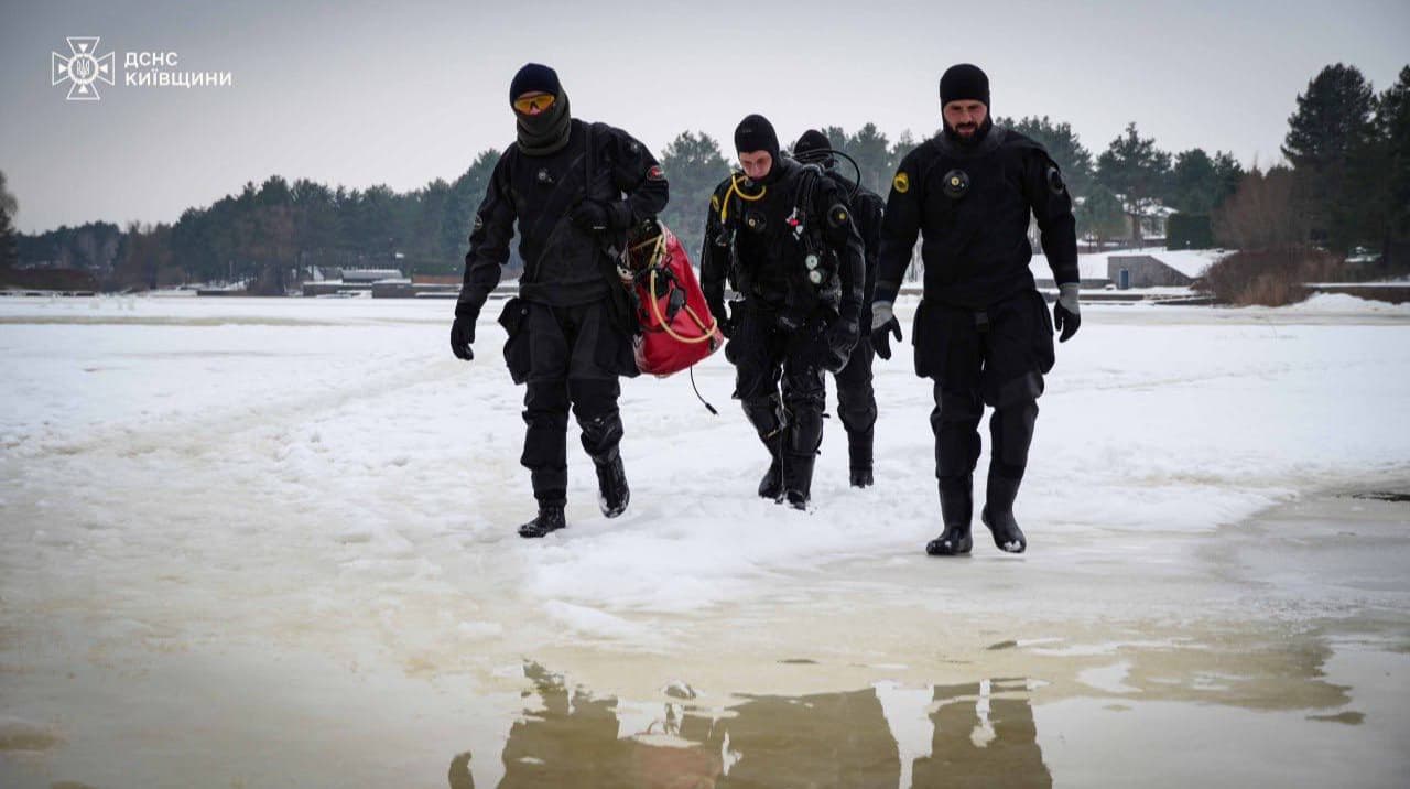 Під Києвом рятувальники уже тиждень шукають водія автівки, що провалилася під лід